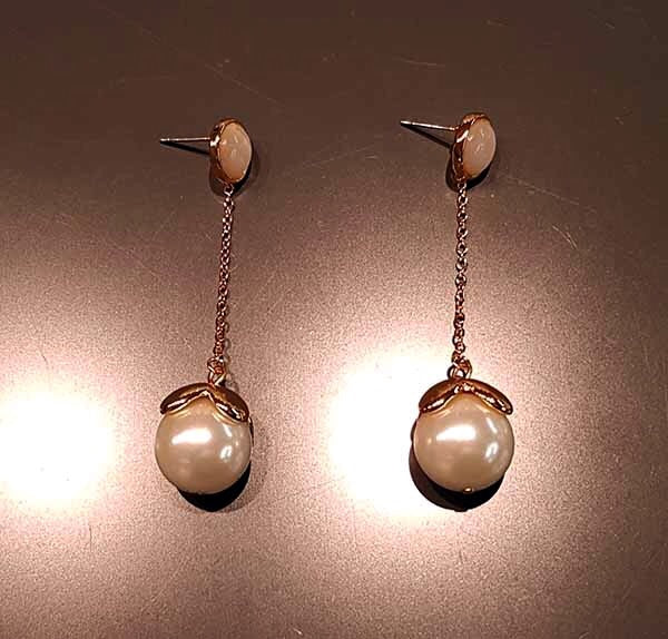 Pendant dangle earrings with pearl